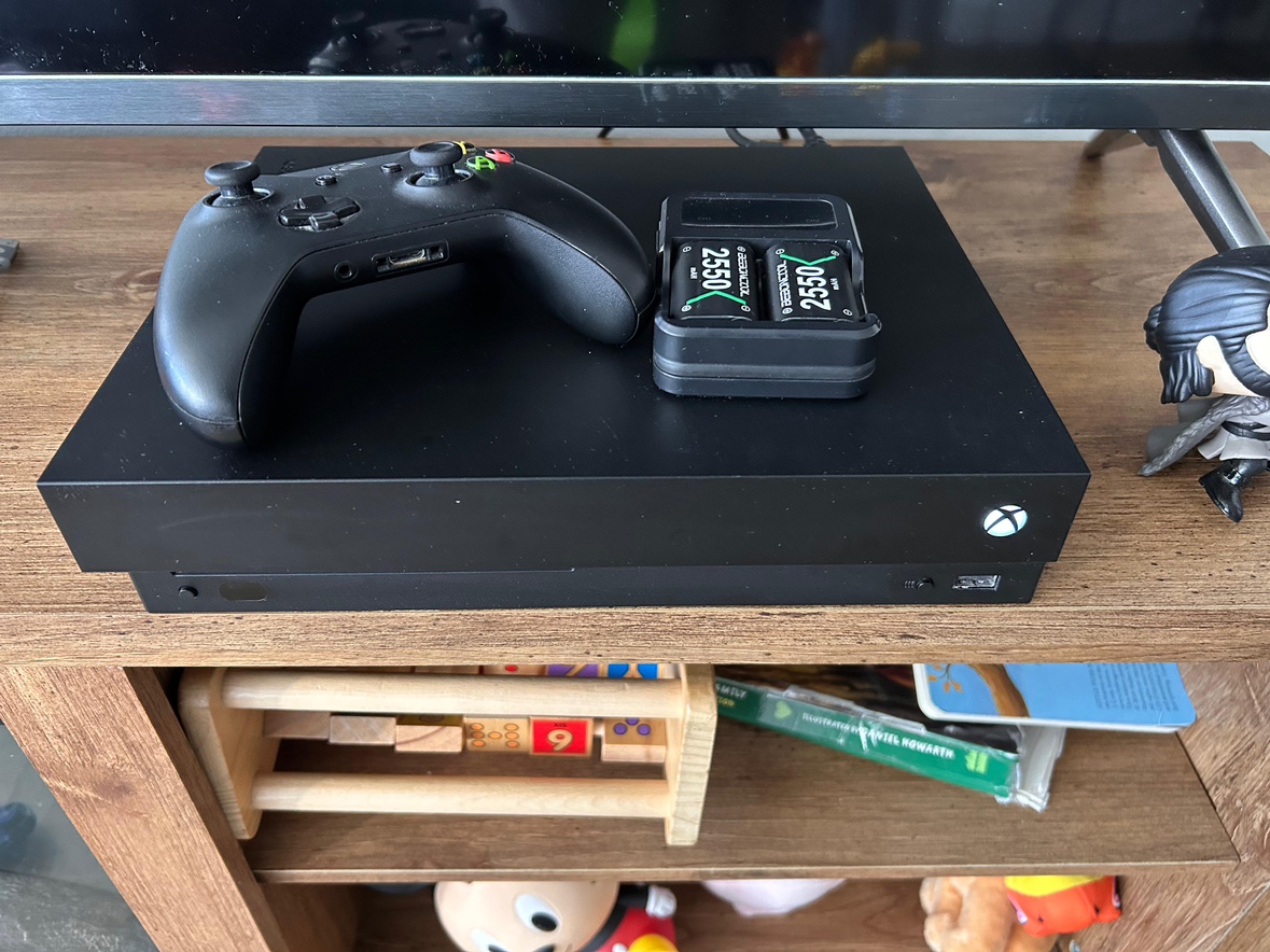 Xbox One Console with Controller and Rechargeable Batteries🥕