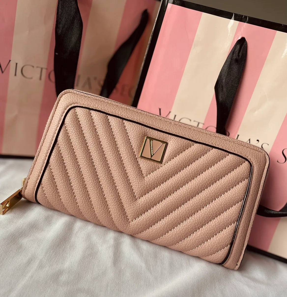 Victoria's Secret Pink Wallet thumbnail
