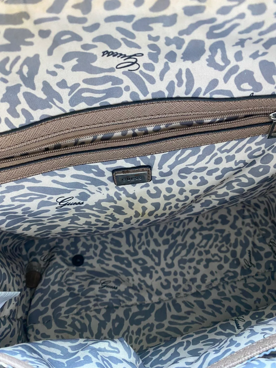 Guess purse image indicator(3)