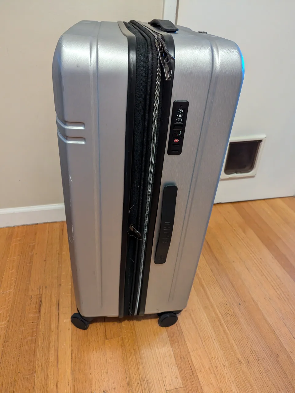 26" Skono Suitcase #freecycle image indicator(3)