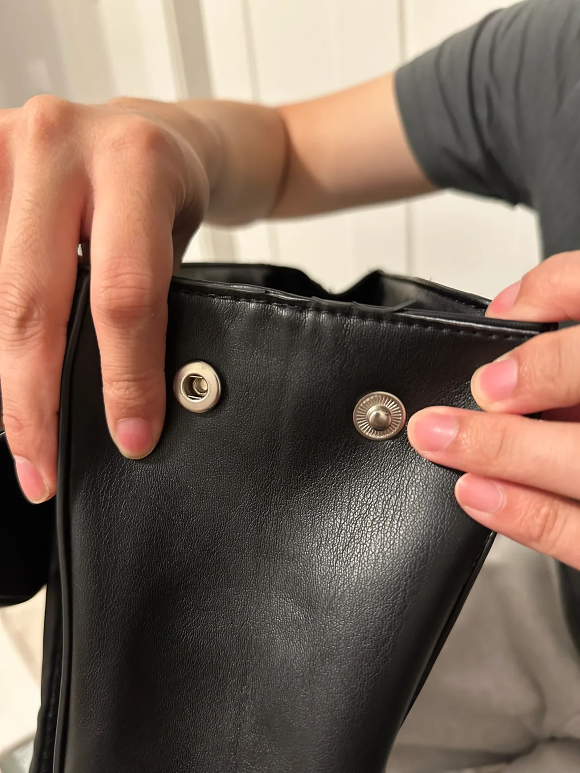 Black backpack image indicator(5)