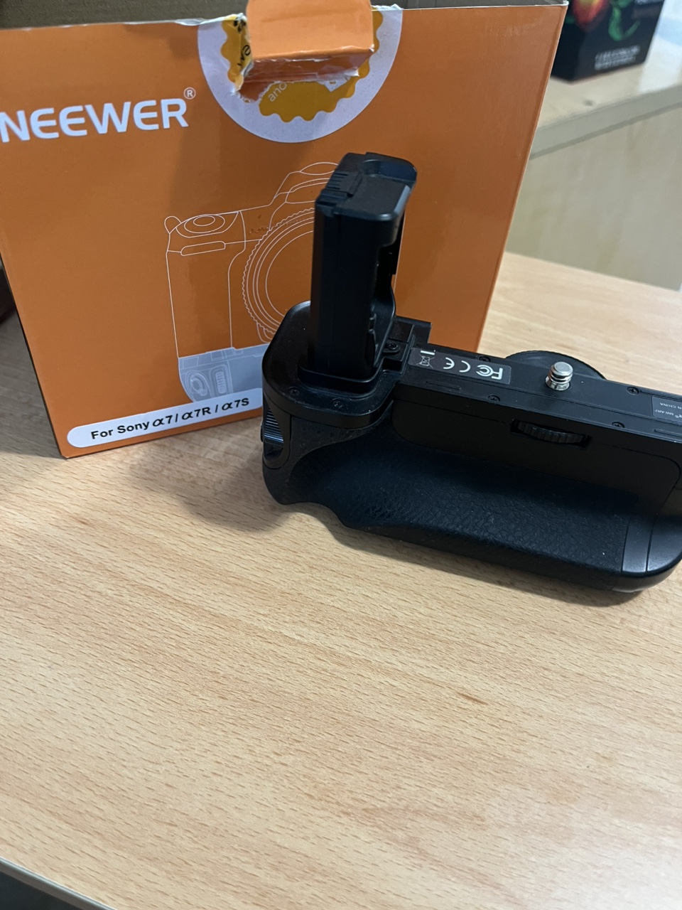 Neewer Battery Grip & Remote Shutter - photo 2