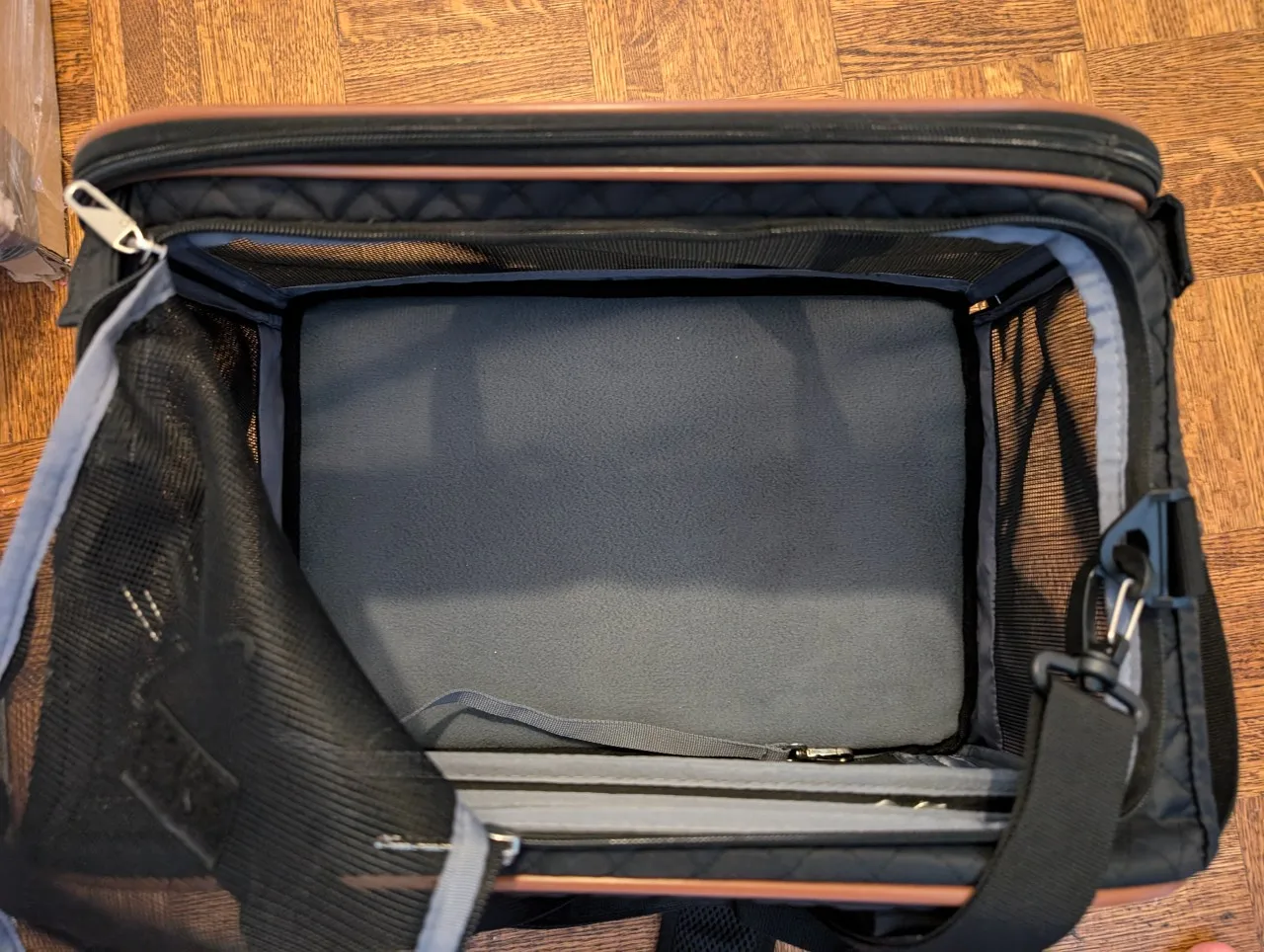 Leke Pet Carrier with Wheels image indicator(5)