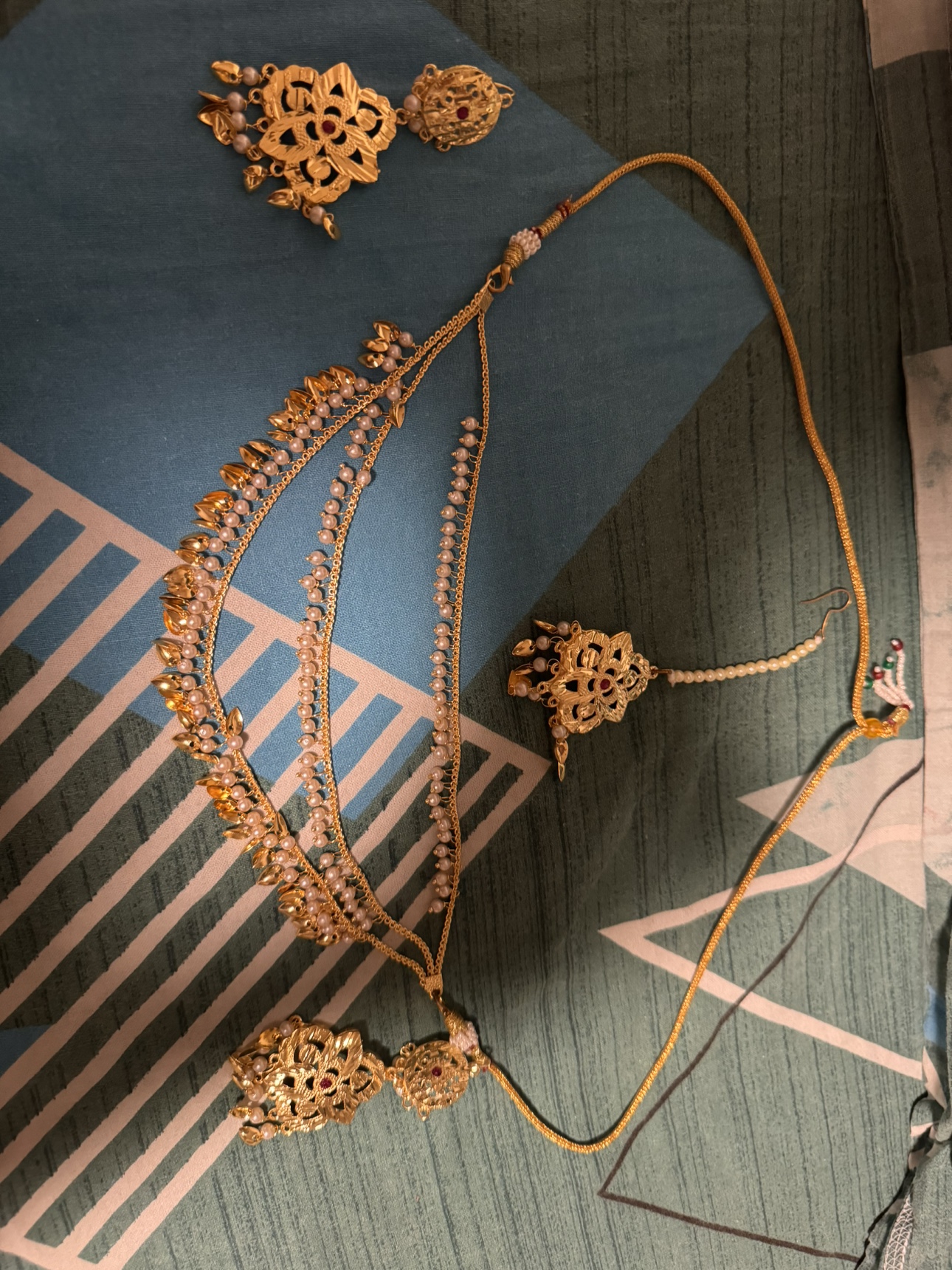 Gold Tone Jewellery Set
