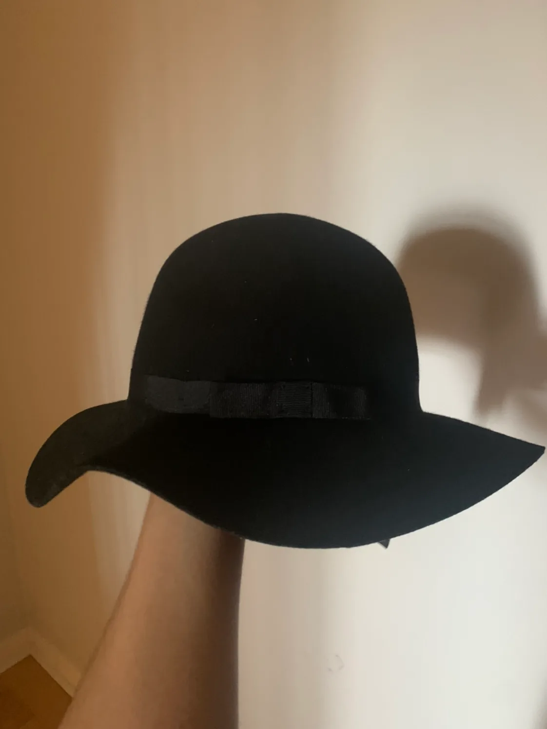 Women’s hat BNWT image indicator(2)