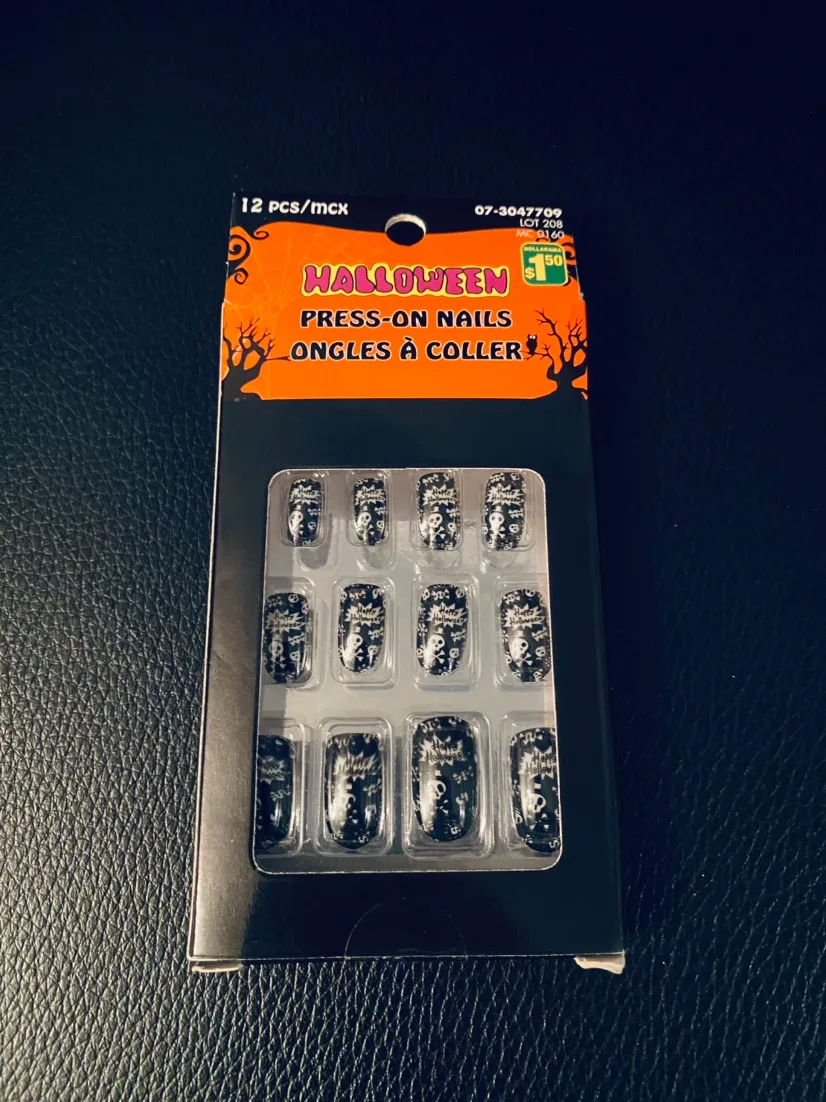 NEW Skull Garland & Press-On Nails image indicator(3)