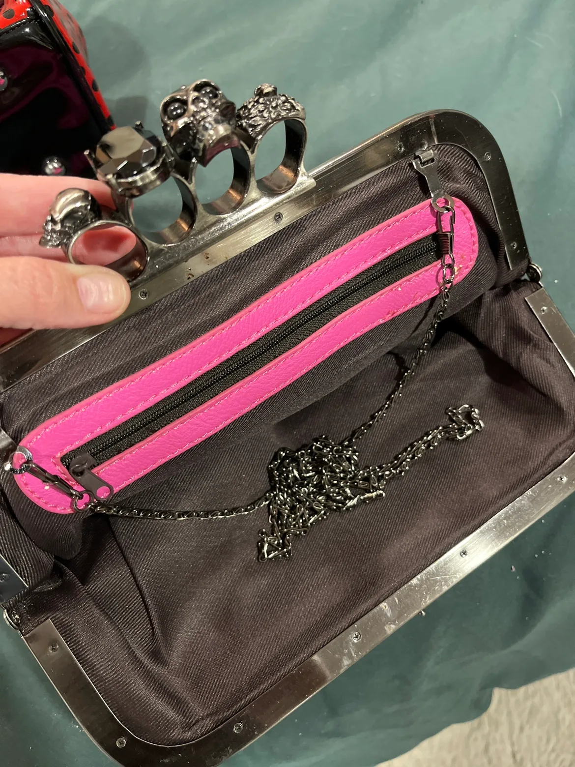 Pink Skull brass knuckles Clutch (frame) image indicator(4)