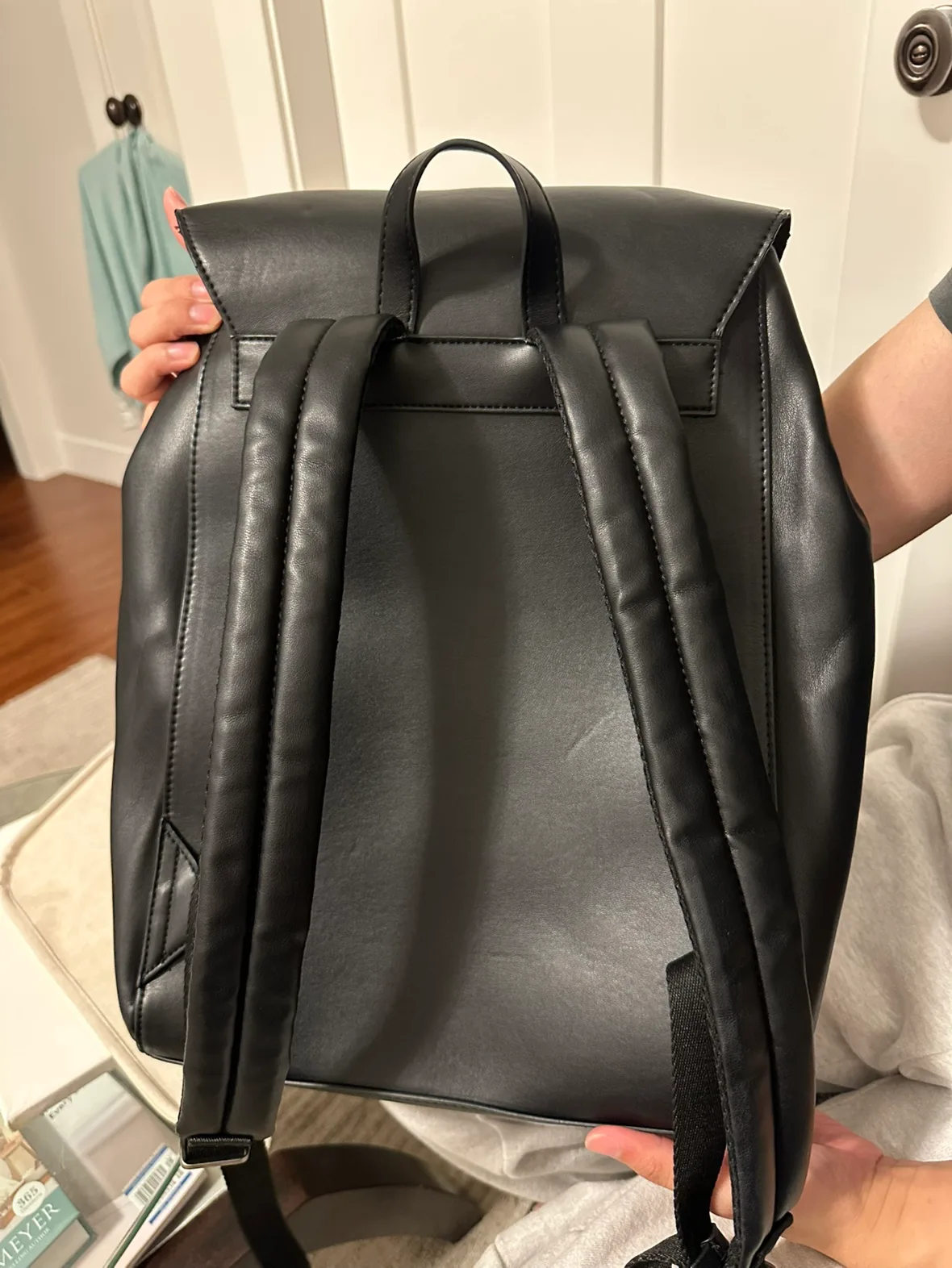 Black backpack image indicator(8)