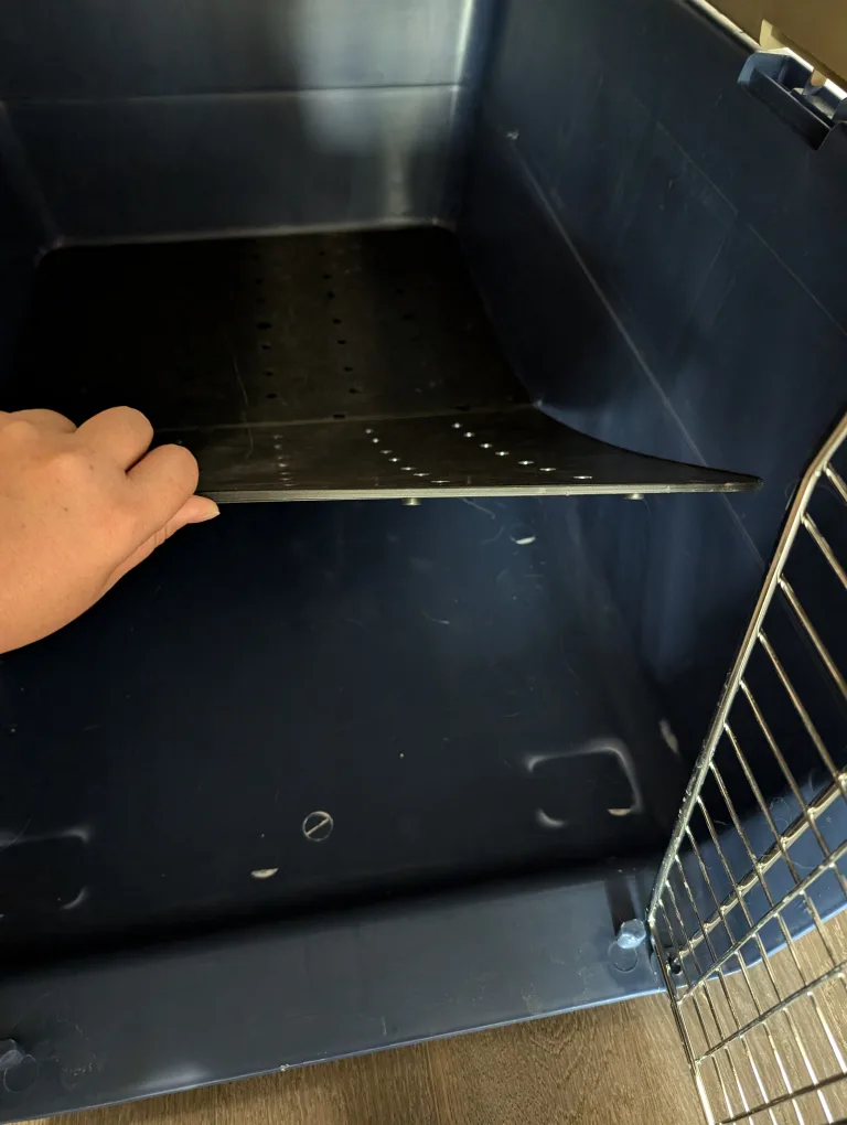 Pet carrier with wheels / crate / kennel image indicator(3)