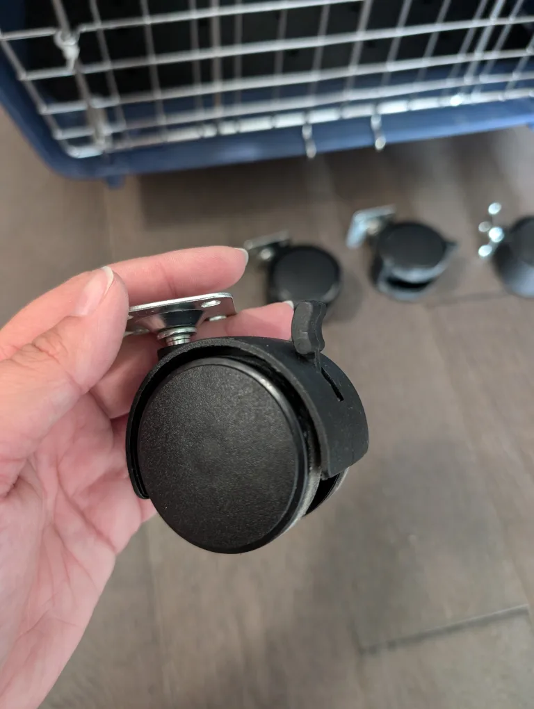 Pet carrier with wheels / crate / kennel image indicator(7)