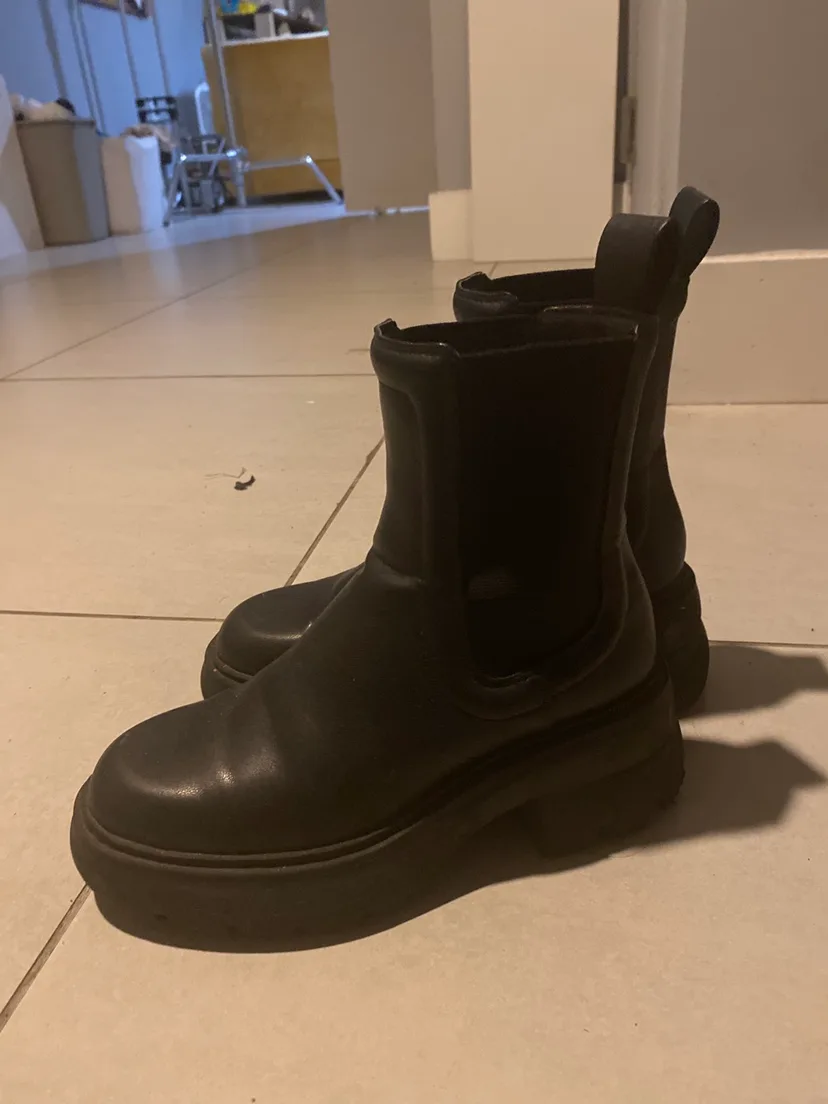 Black Chelsea Boots thumbnail