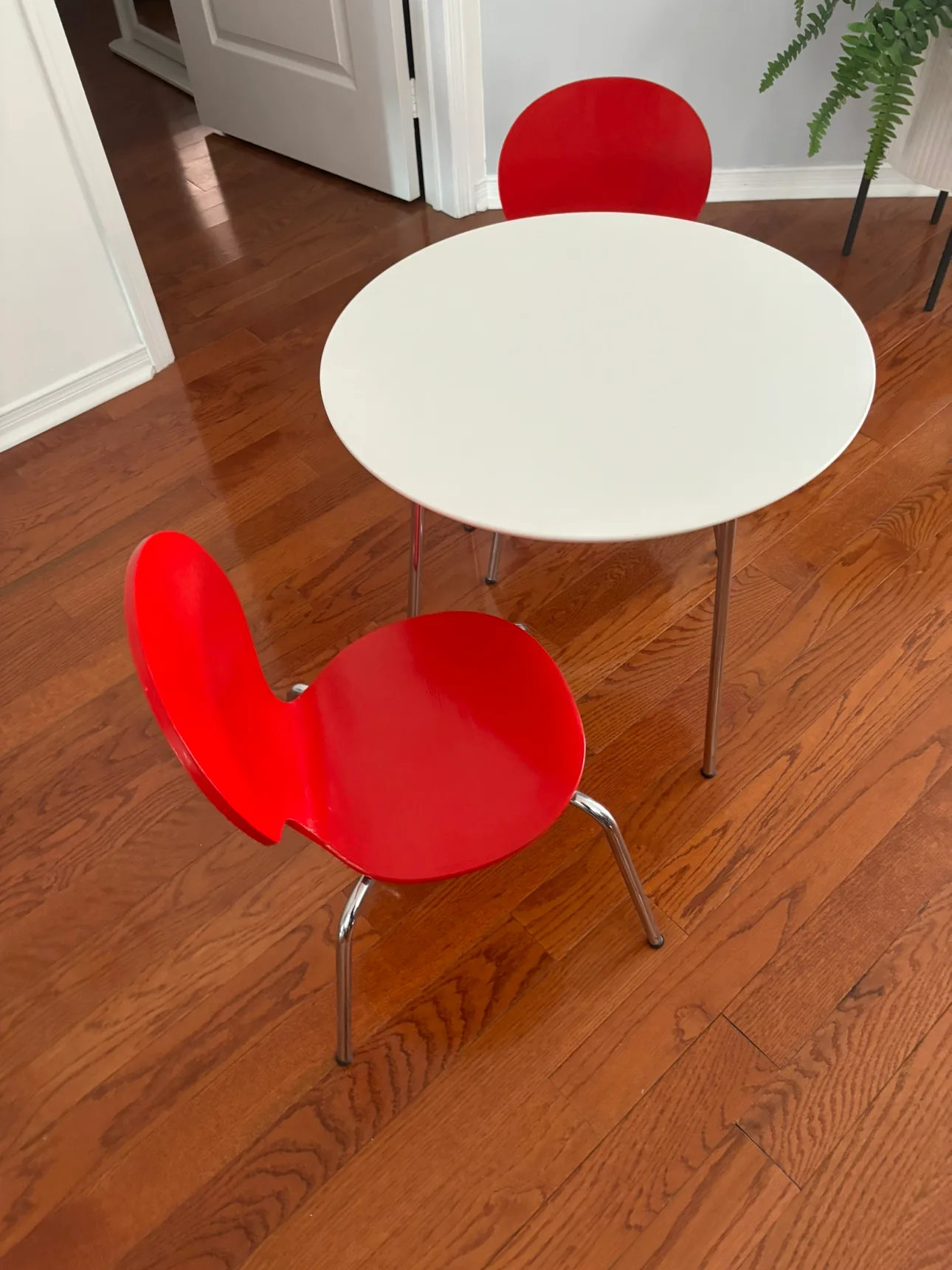 Kids Retro Table and Chairs image indicator(3)