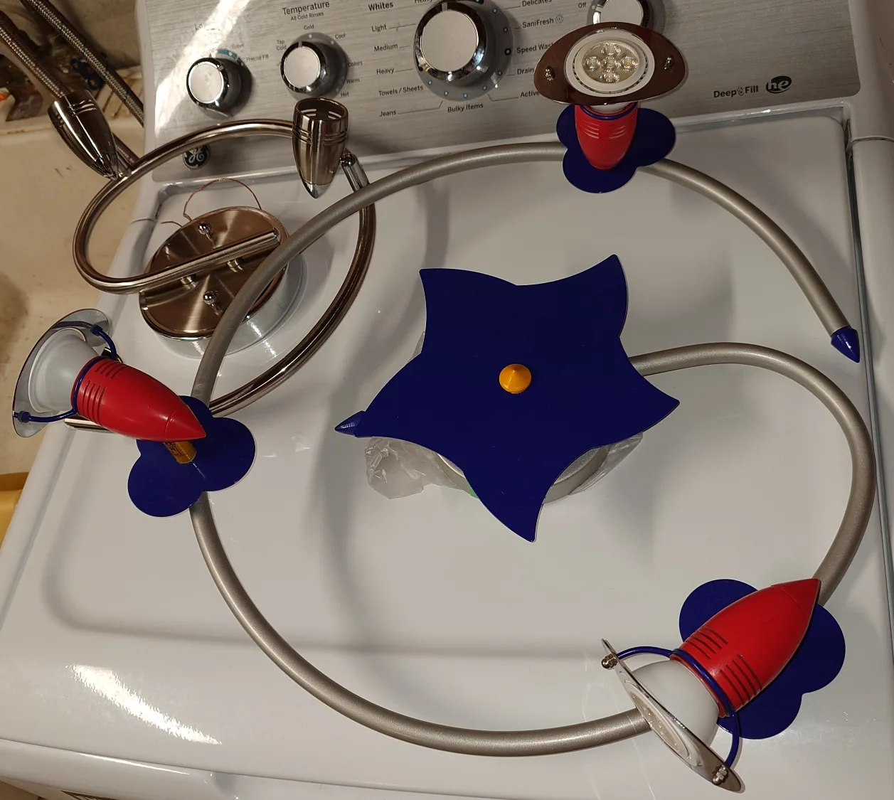 FREE Star ceiling light fixture perfect for a kid's room! image indicator(3)