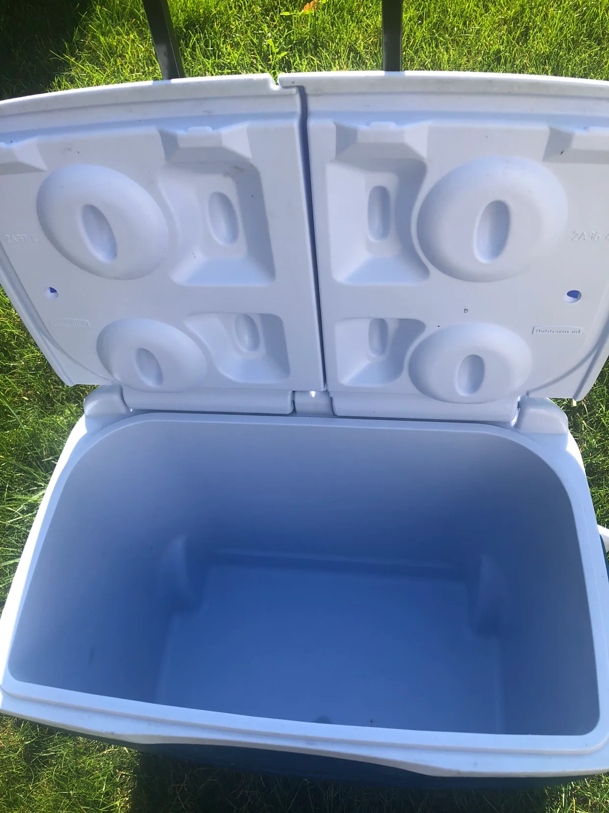 Rubbermaid Rolling Cooler image indicator(2)