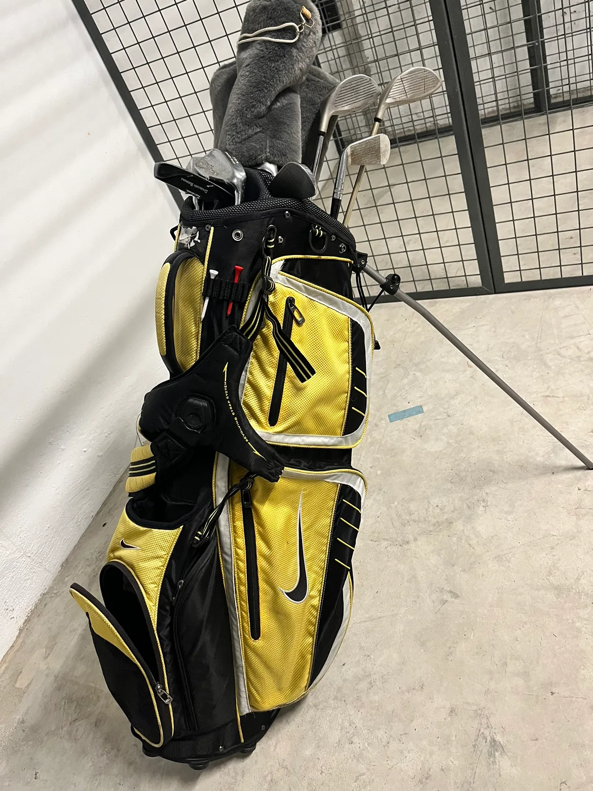 Wilson Golf Set with Nike Bag thumbnail
