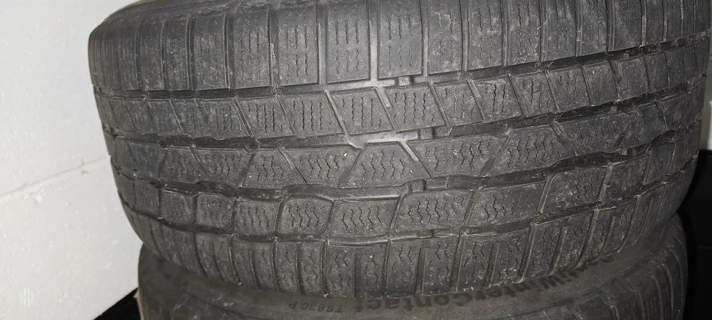 Set of 4 17 inch Audi rims with Winter Tires (225/50R17) image indicator(4)