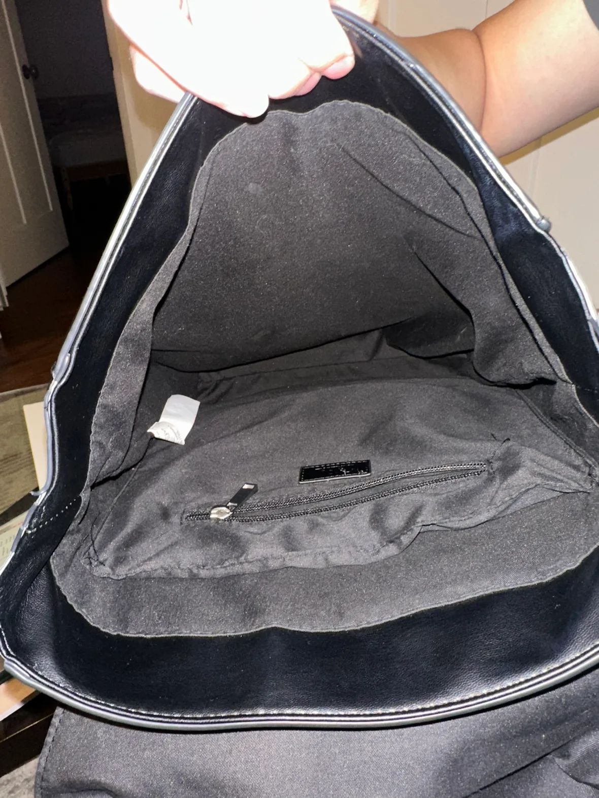 Black backpack image indicator(2)