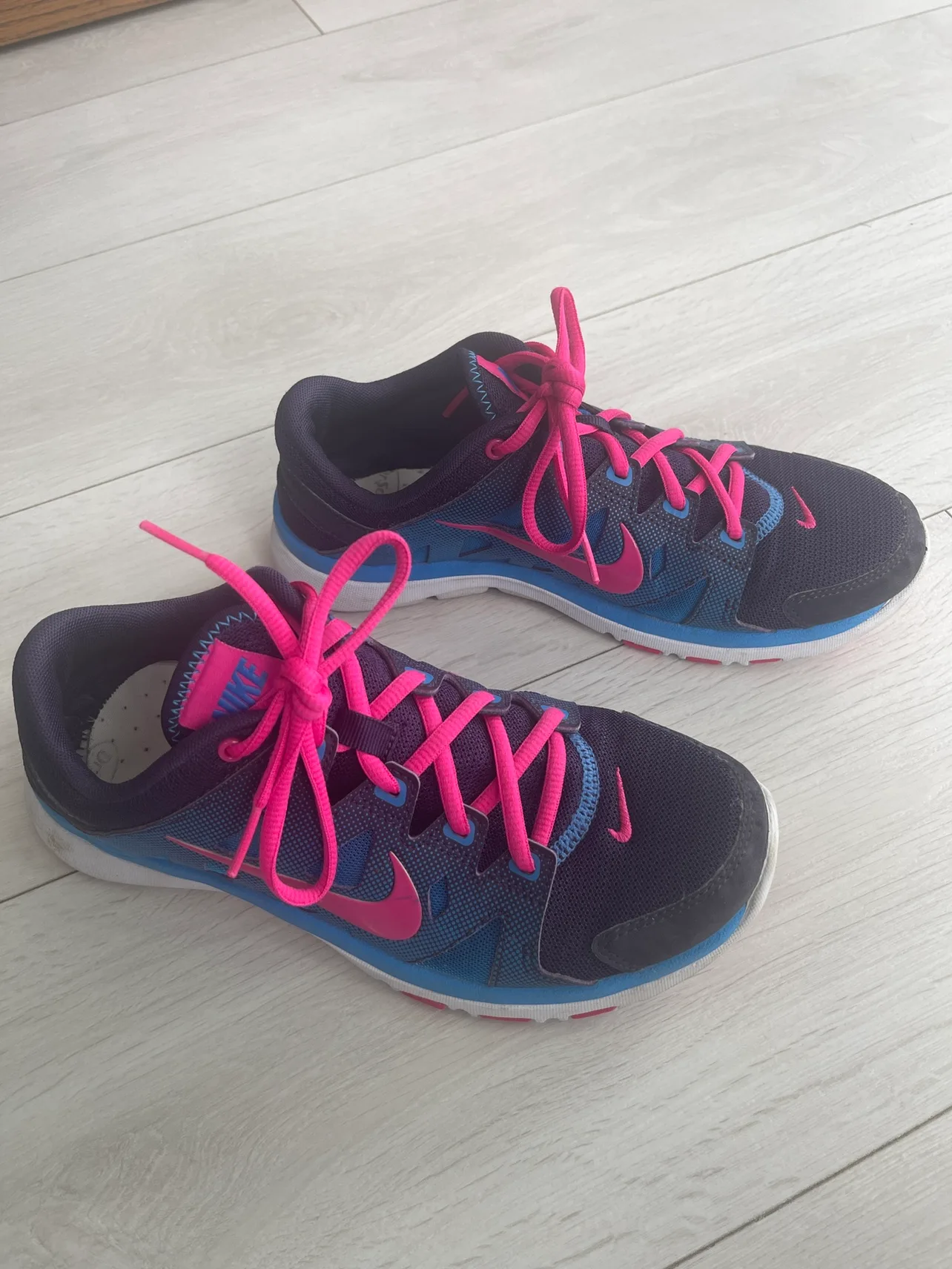 Nike Running Shoes Size 7 US image indicator(2)