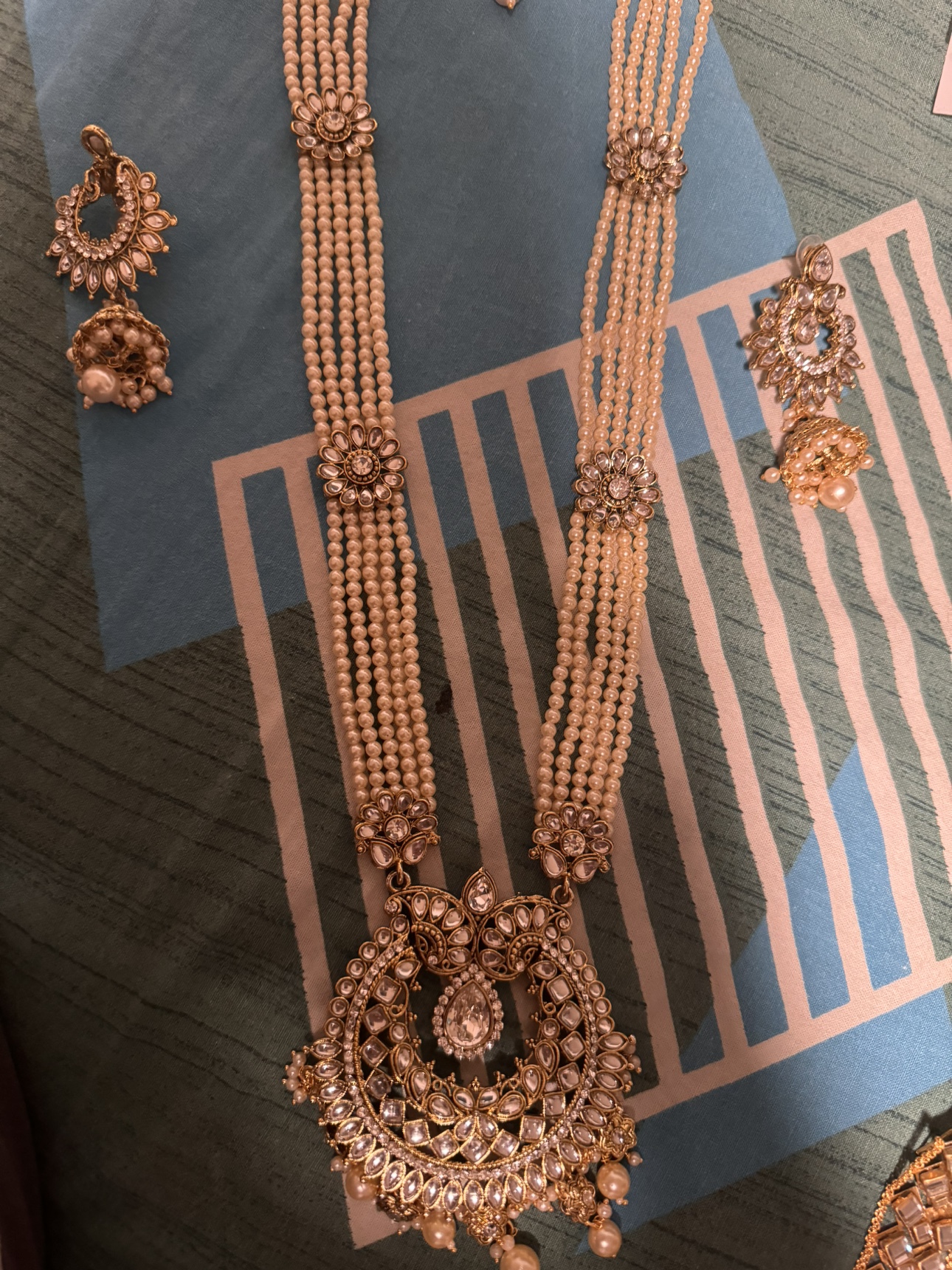 Pearl and Gold Indian Necklace Set - photo 3