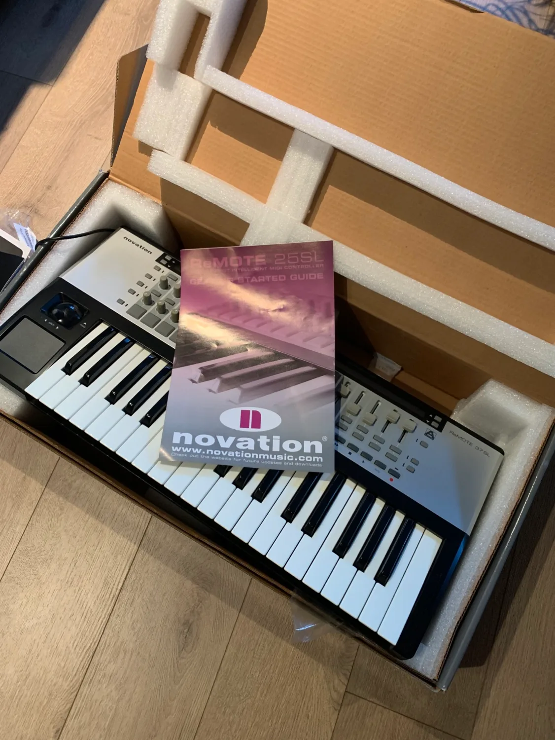 Novation Remote 37SL MIDI Controller image indicator(2)