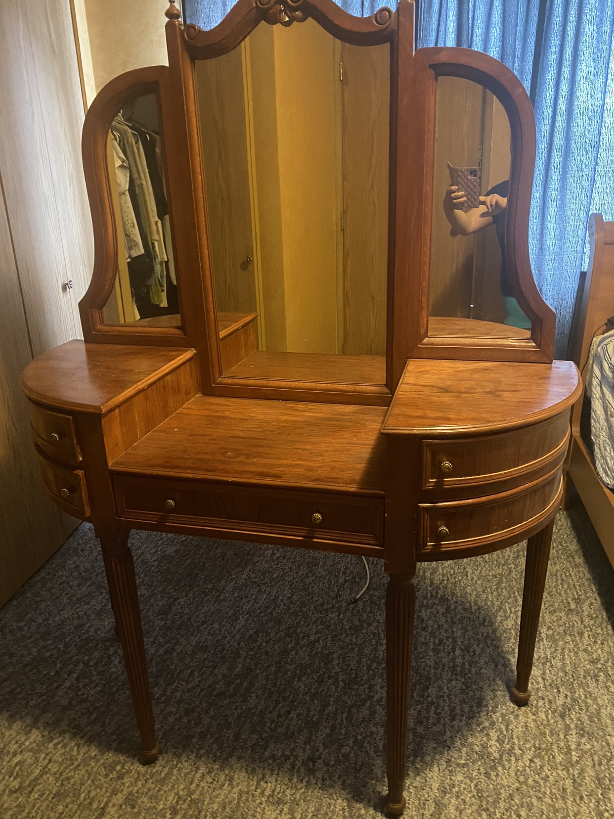 Antique makeup vanity. - photo 3