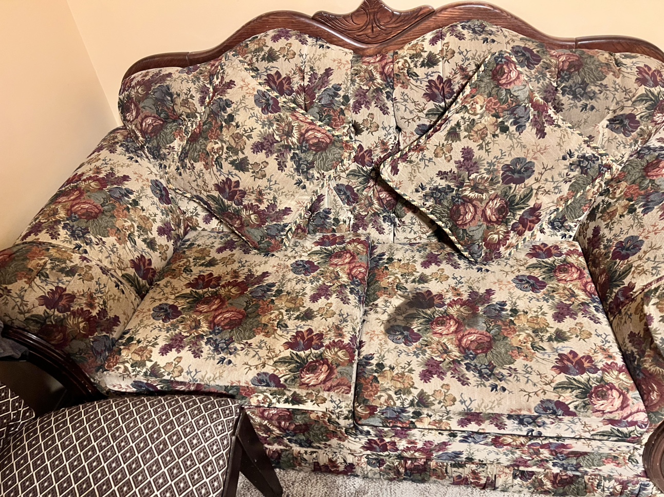 Floral Loveseat in Good Condition Ready to Pickup.