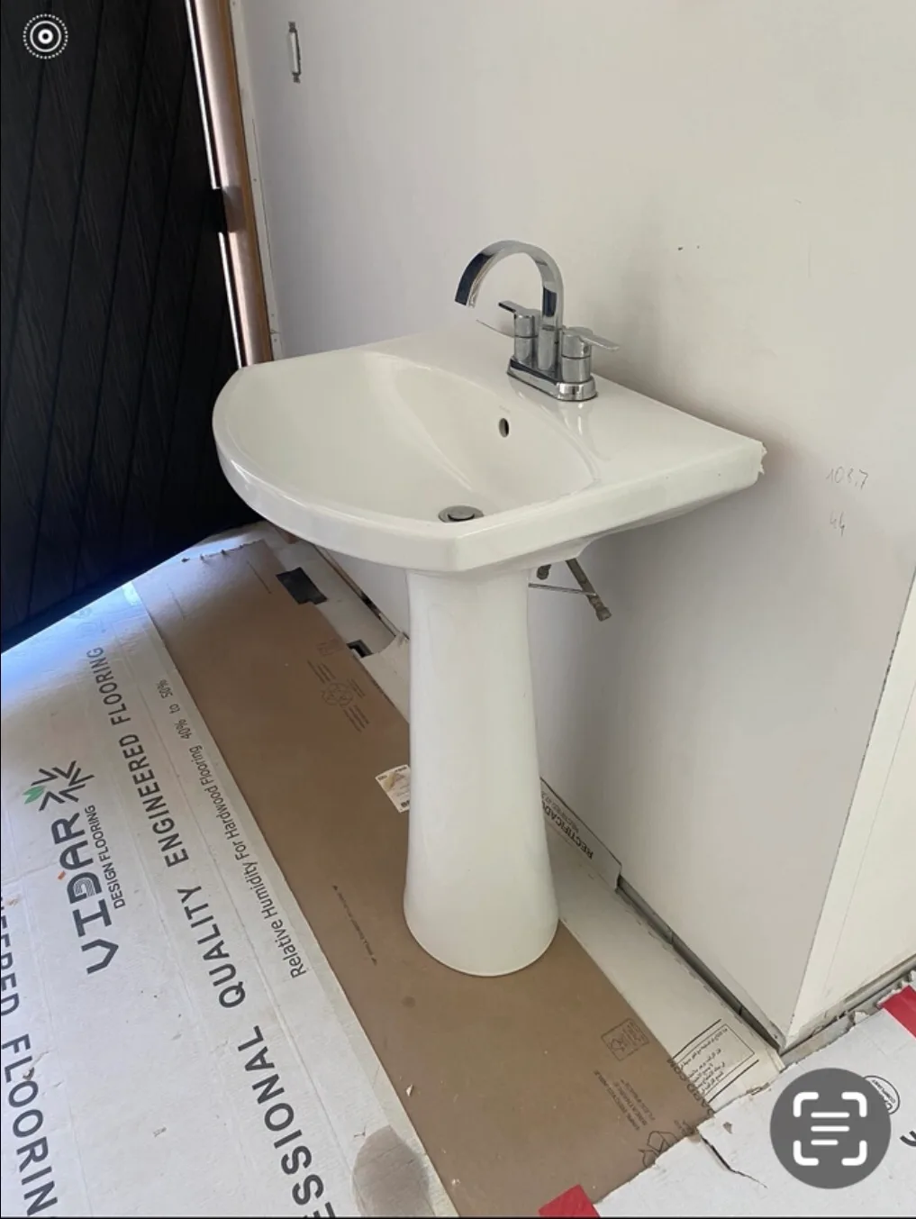 Kohler Pedestal Sink with Faucet image indicator(2)