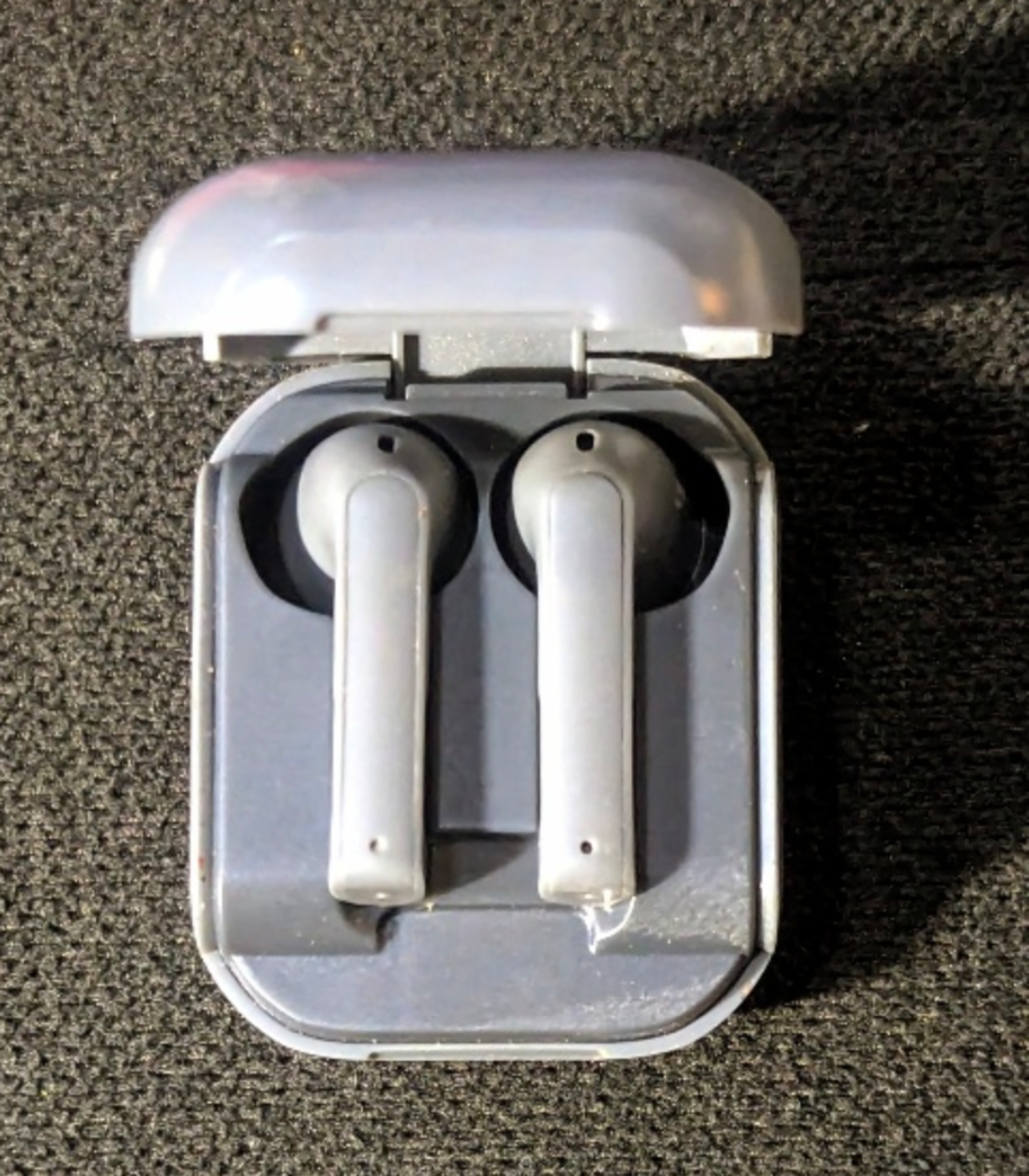 Helix Wireless Earbuds in charging case - photo 3