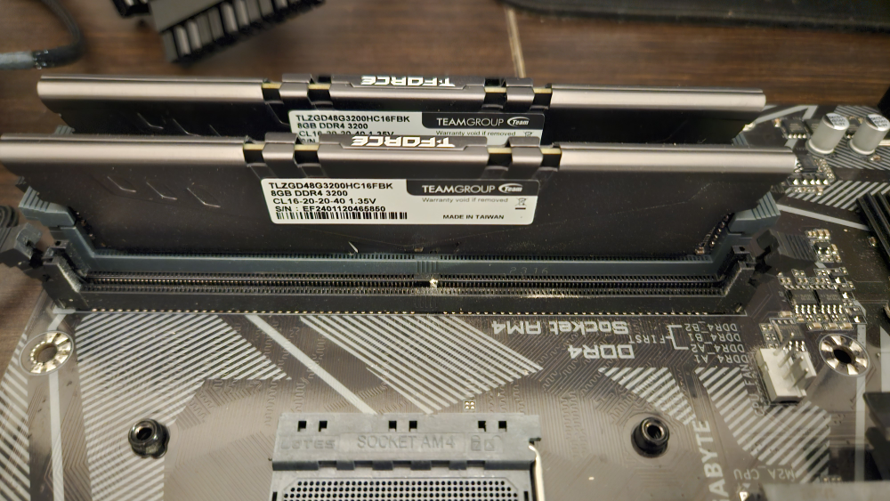 Gigabyte B550M K M-ATX motherboard & 2×8GB DDR4 RAM (3200Mhz)