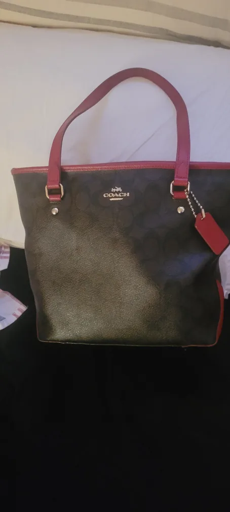 Coach bag/wallet image indicator(3)