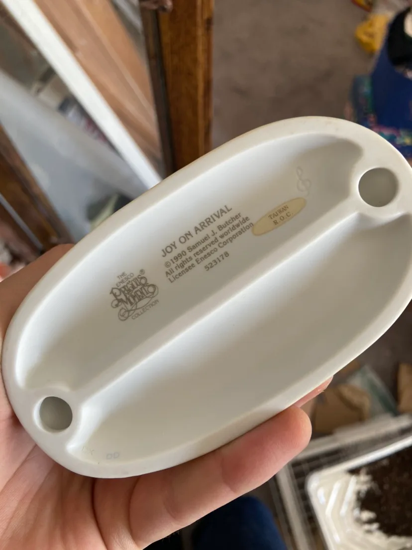 Precious Moments Figurine Joy On Arrival 1990 image indicator(4)