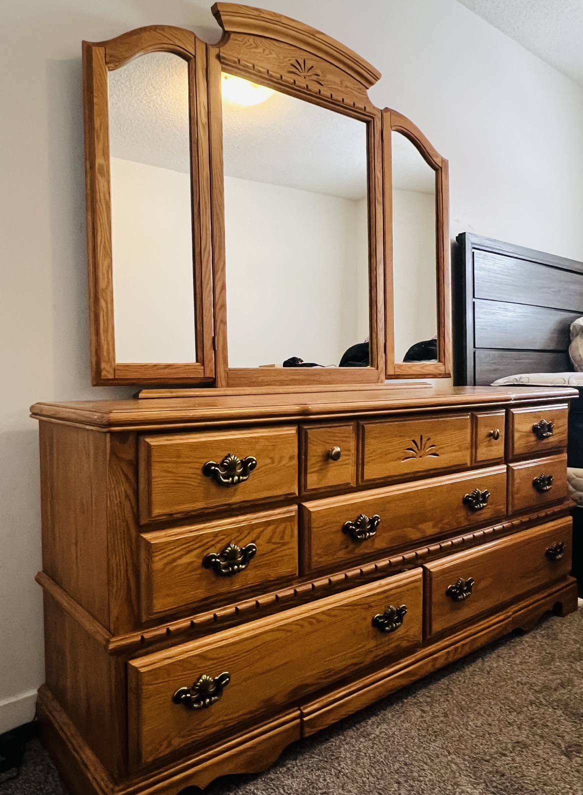 Oak Solid Wood Dresser with Mirror