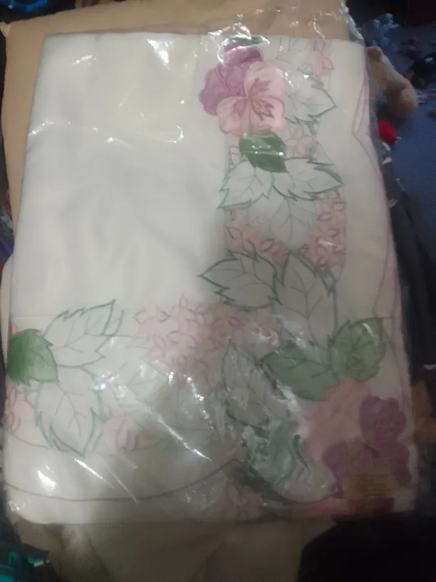 Floral Tablecloth and Napkins image indicator(2)