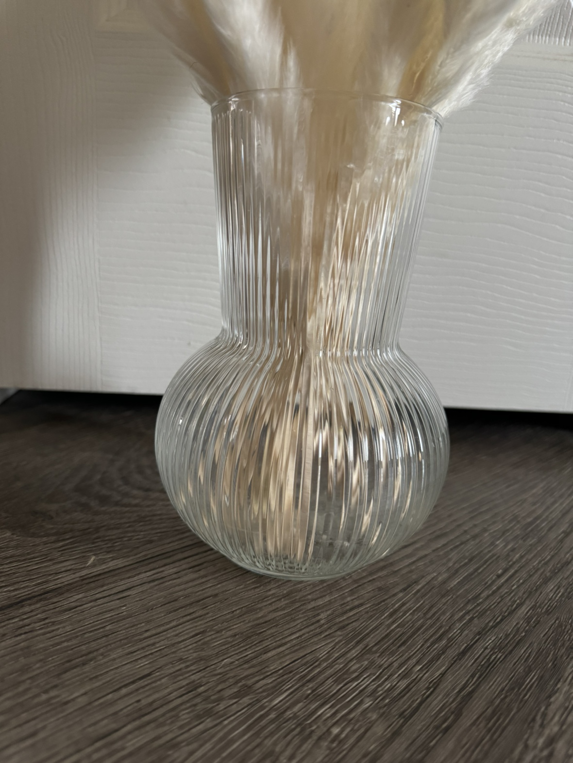 Very fluffy All white Pampas arrangement with glass vase - photo 4