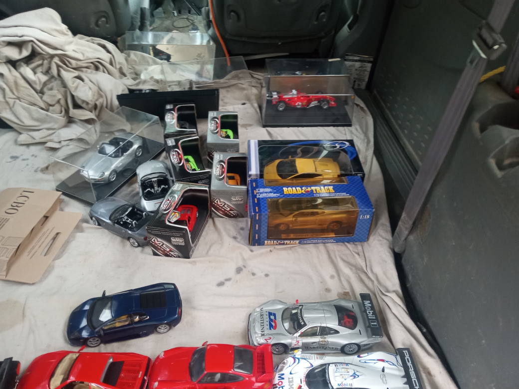 Large Lot of Die Cast Cars - photo 2