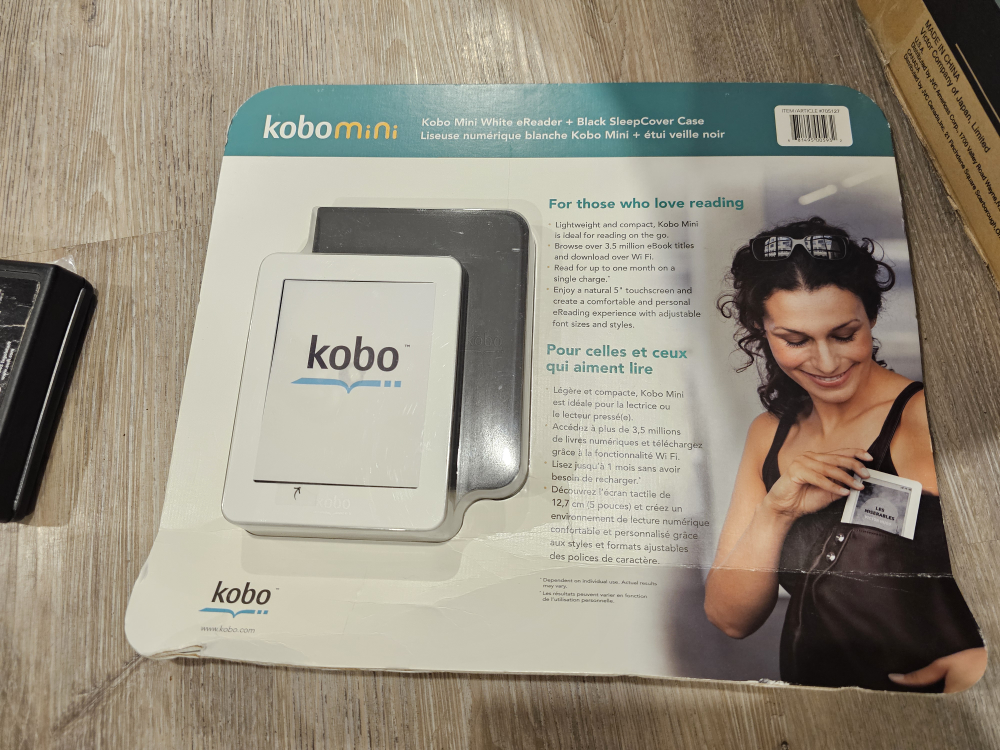 Kobo Mini White E-reader with Black SleepCover Case
