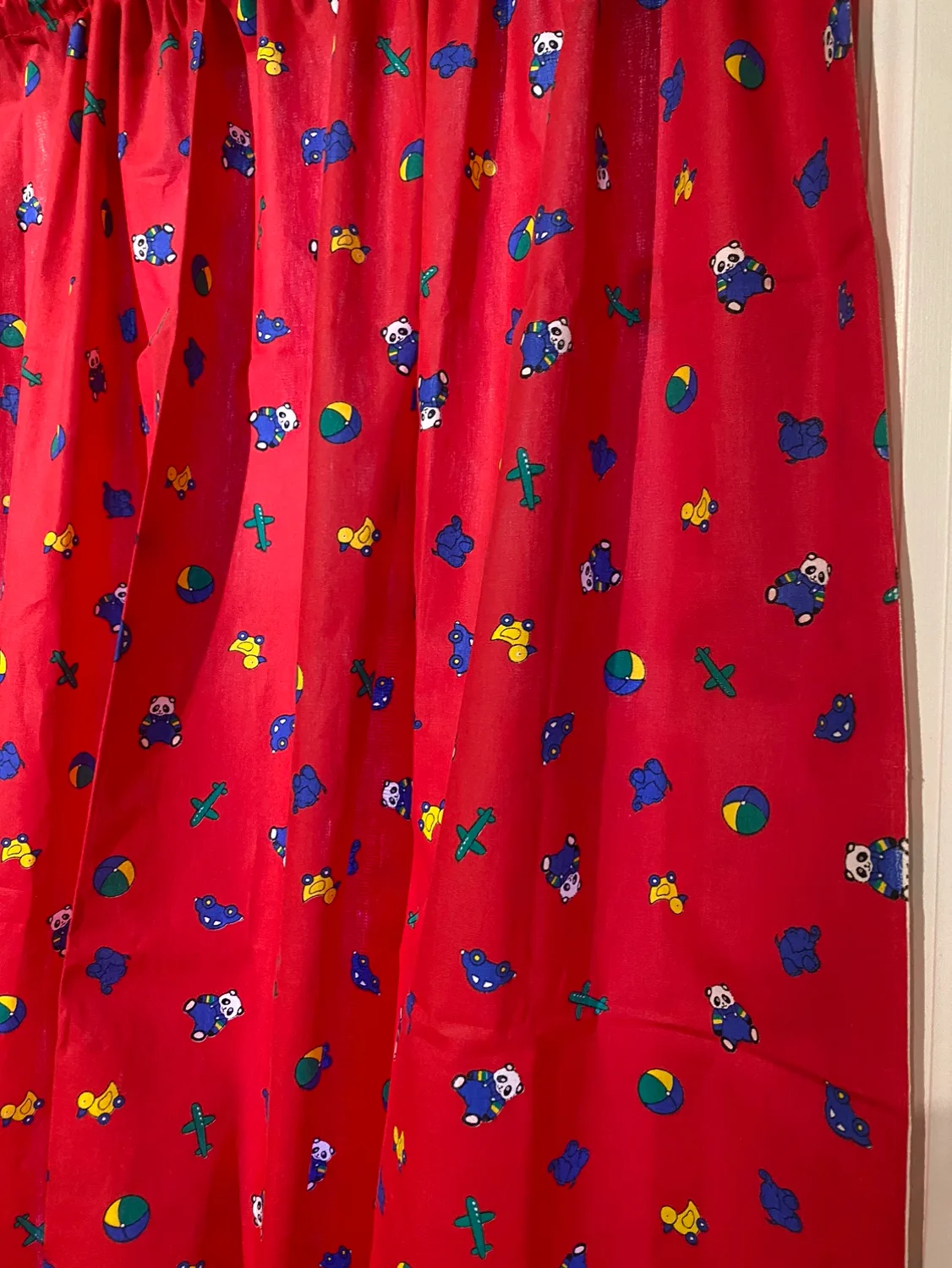 Red Curtains image indicator(3)