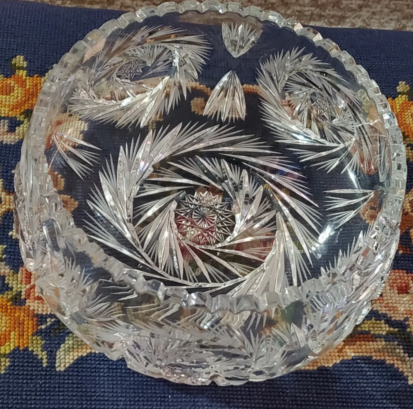 Vintage  Large Crystal Cut Bowl image indicator(5)