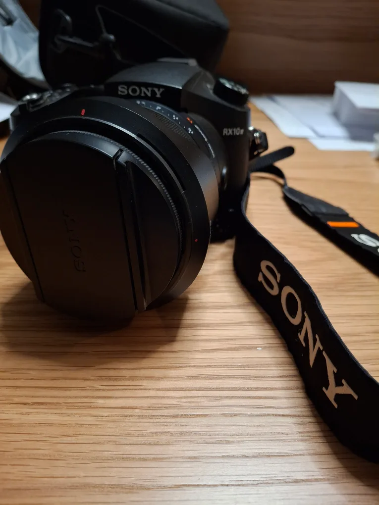 Sony DSC-RX10M4 Camera & Kit thumbnail