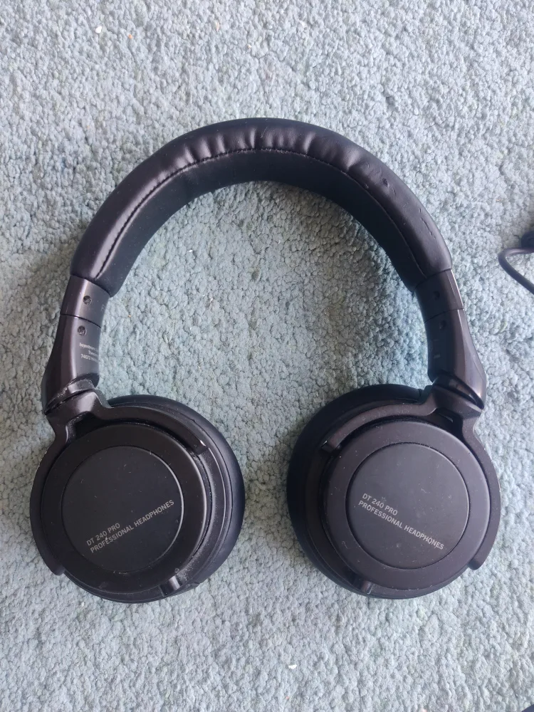 Beyer Dynamic -DT 240 Pro Professional Headphones thumbnail