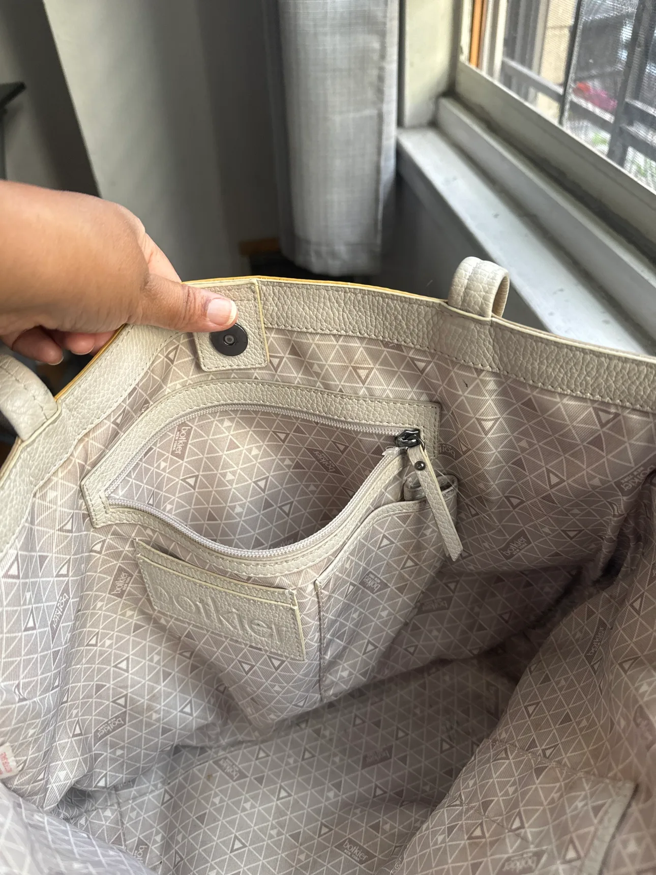 Botkier ladies handbag image indicator(3)