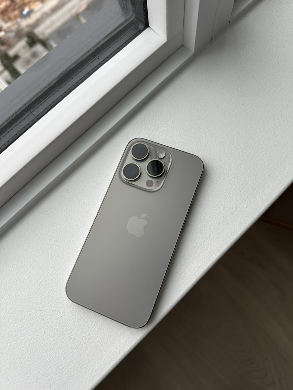 Like New iPhone 15 Pro with MagaSafe Case - photo 3