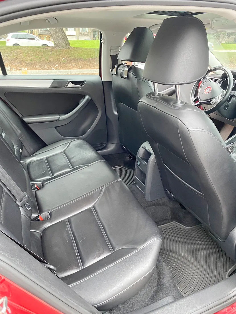 2016 Volkswagen Jetta Hybird $15,500 image indicator(9)