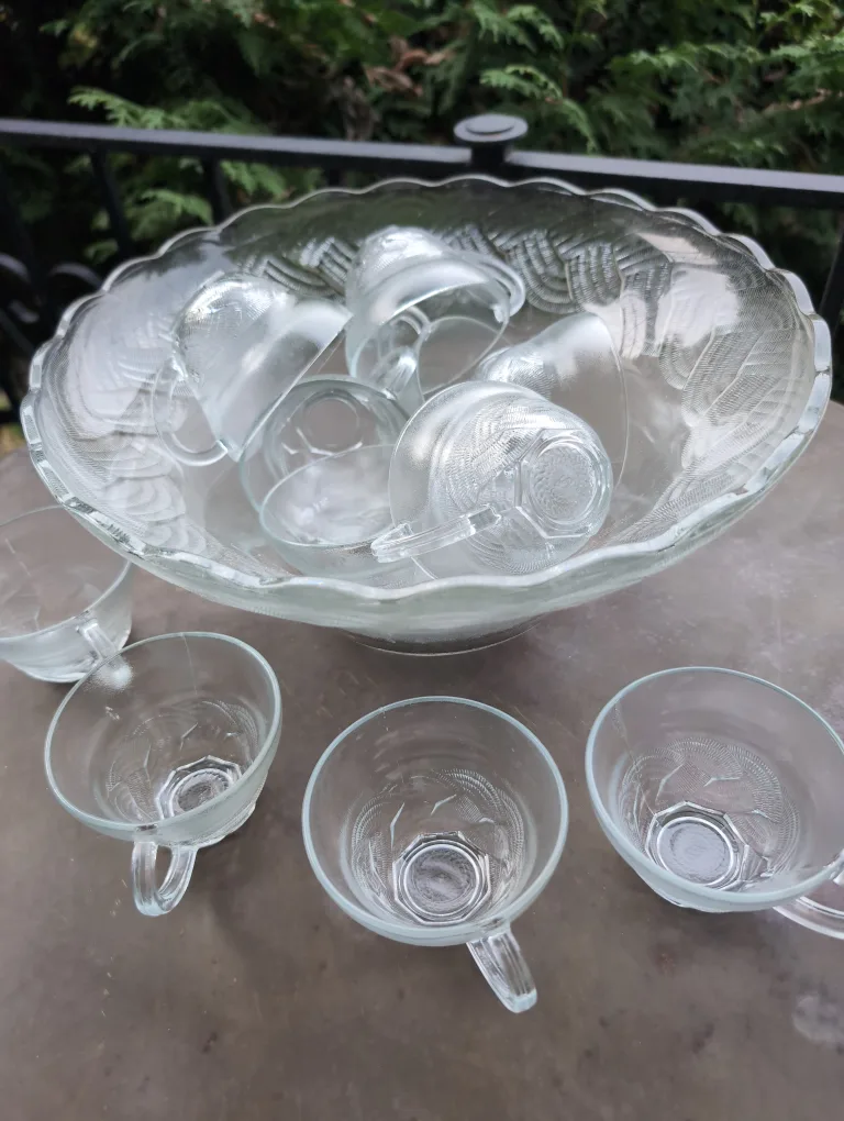 #freecycle Vintage Glass Punch Bowl and Cups thumbnail