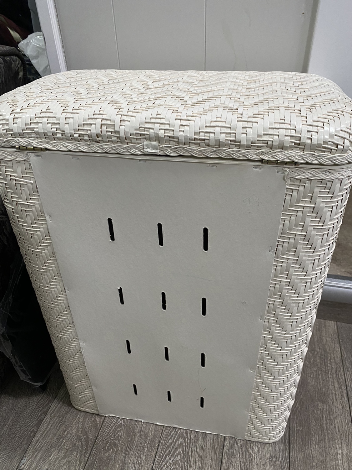 White Wicker Laundry Basket - photo 4