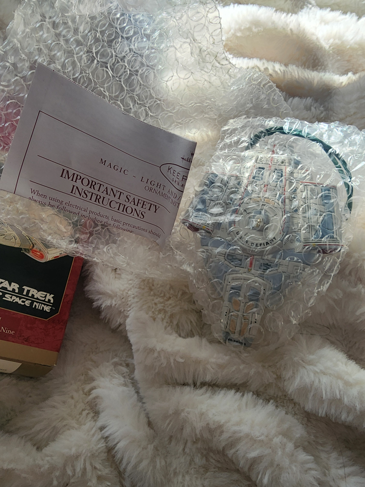 Hallmark Star Trek Deep Space Nine Defiant Light & Sound - photo 3