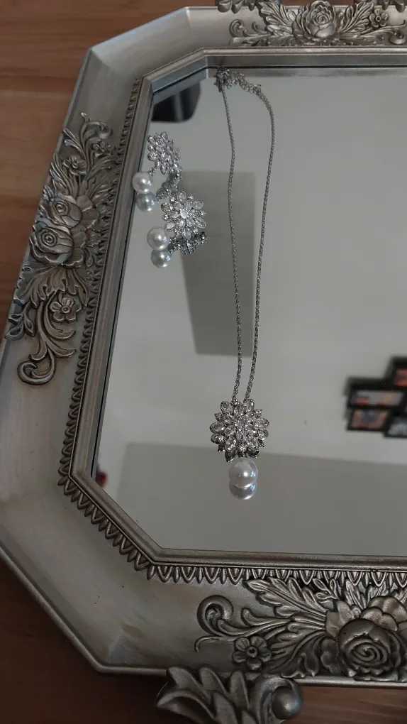 BNIB Faux Pearl & Cubic Zirconia Necklace & earrings Set image indicator(6)