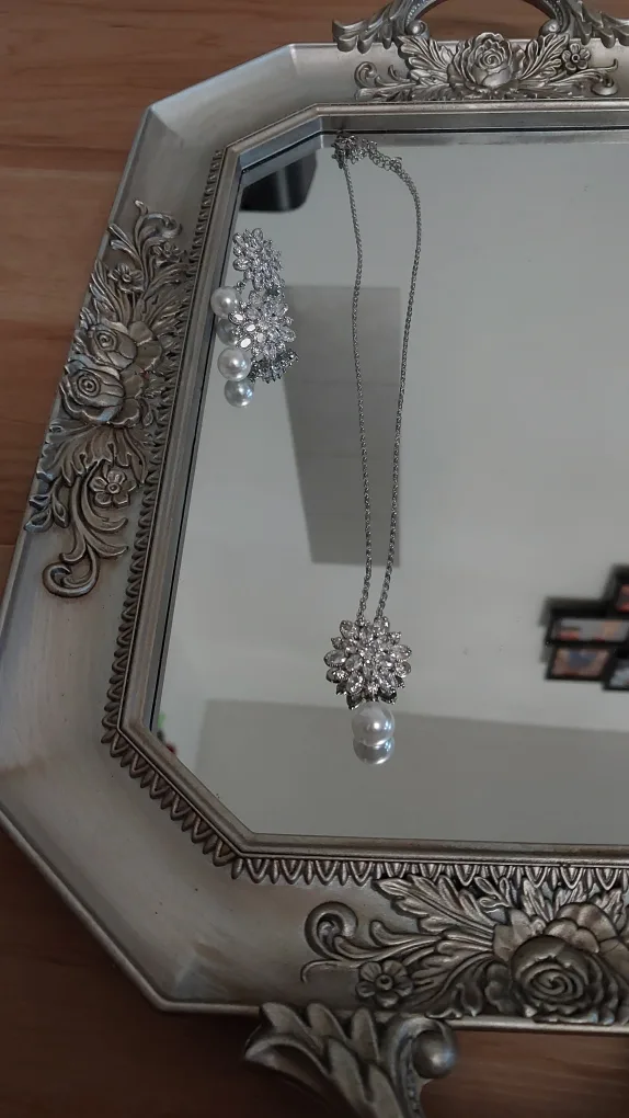 BNIB Faux Pearl & Cubic Zirconia Necklace & earrings Set image indicator(8)