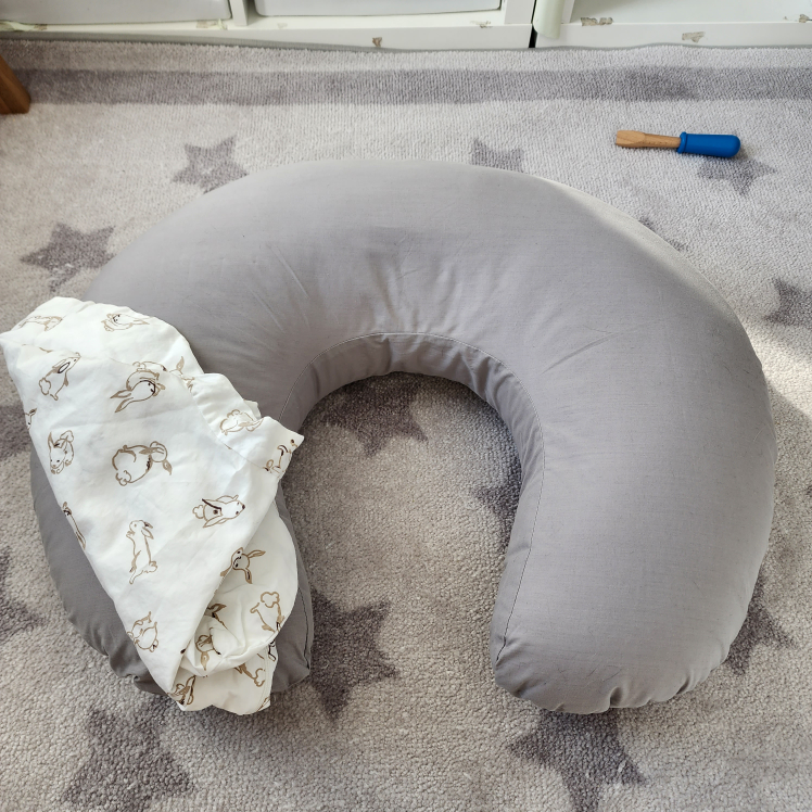2 Nursing Pillows (My Brest Friend + IKEA) - photo 3