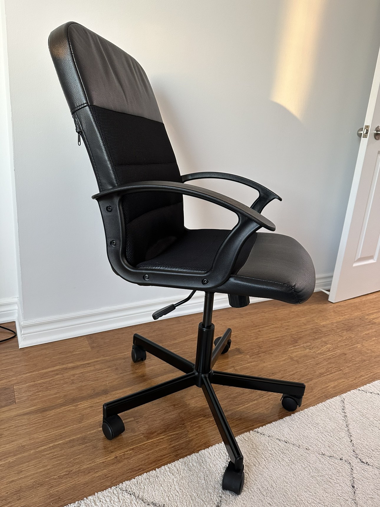 Black office chair - photo 3